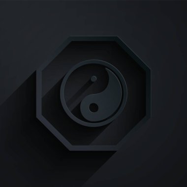 Kağıt, Yin Yang 'ın simgesini kesmiş. Siyah arkaplanda izole edilmiş denge simgesi. Kağıt sanatı tarzı. Vektör İllüstrasyonu