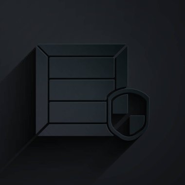 Kağıt kesiği, siyah arka planda kalkan simgesi olan teslimat paketi güvenliği. Teslimat sigortası. Kalkanın ötesinde sigorta kutuları var. Kağıt sanatı tarzı. Vektör İllüstrasyonu