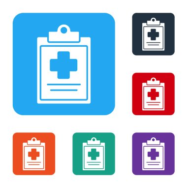 Beyaz arka planda izole edilmiş klinik kayıt simgesi olan beyaz tıbbi pano. Sağlık sigortası formu. Reçete, tıbbi kontrol işaretleri raporu. Renkli kare düğmelerle simgeleri ayarla. Vektör İllüstrasyonu