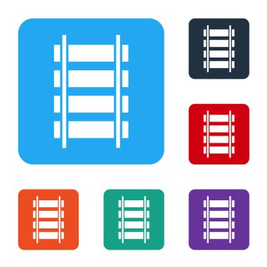 Beyaz Demiryolu, beyaz arka planda izole edilmiş demiryolu ikonu. Renkli kare düğmelerle simgeleri ayarla. Vektör İllüstrasyonu