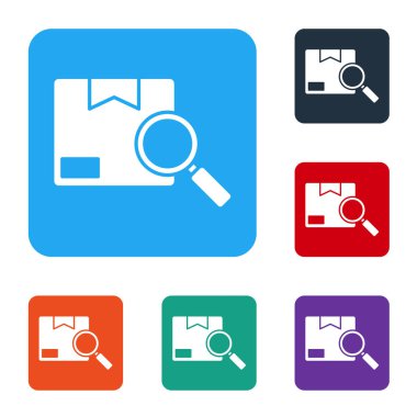 Beyaz arama paket simgesi beyaz arkaplanda izole edildi. Paket takibi. Büyüteç ve karton kutu. Lojistik ve teslimat. Renkli kare düğmelerle simgeleri ayarla. Vektör İllüstrasyonu