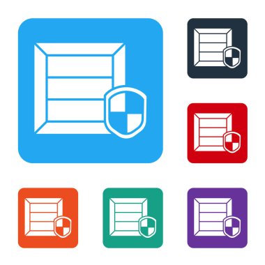 Beyaz paket güvenliği, beyaz arka planda kalkan simgesi var. Teslimat sigortası. Kalkanın ötesinde sigorta kutuları var. Renkli kare düğmelerle simgeleri ayarla. Vektör İllüstrasyonu