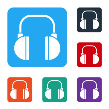 Beyaz kulaklık simgesi beyaz arkaplanda izole edildi. Kulaklıklar. Müzik, hizmet, iletişim ve operatör konsepti. Renkli kare düğmelerle simgeleri ayarla. Vektör İllüstrasyonu