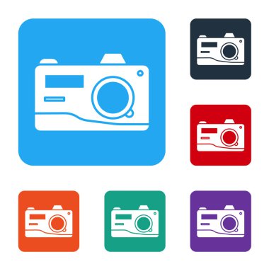 Beyaz fotoğraf makinesi simgesi beyaz arkaplanda izole edildi. Fotoğraf makinesi simgesi. Renkli kare düğmelerle simgeleri ayarla. Vektör İllüstrasyonu