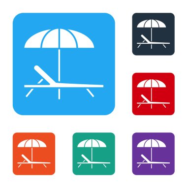 Beyaz güneşli yatak simgesi beyaz arkaplanda izole edildi. Plaj şemsiyesi ve dinlenme odası. Renkli kare düğmelerle simgeleri ayarla. Vektör İllüstrasyonu