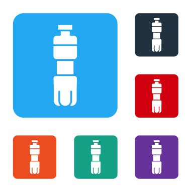 Beyaz arka planda izole edilmiş beyaz bir şişe su ikonu. Soda su içme tabelası. Renkli kare düğmelerle simgeleri ayarla. Vektör İllüstrasyonu