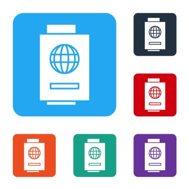 Beyaz arka planda bilet simgesi olan beyaz pasaport. Kimlik Belgesi. Konsept seyahat ve turizm. Renkli kare düğmelerle simgeleri ayarla. Vektör İllüstrasyonu