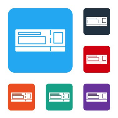 Beyaz seyahat bileti ikonu beyaz arka planda izole edildi. Tren, gemi, uçak, tramvay, otobüs. Seyahat servisi konsepti. Renkli kare düğmelerle simgeleri ayarla. Vektör İllüstrasyonu