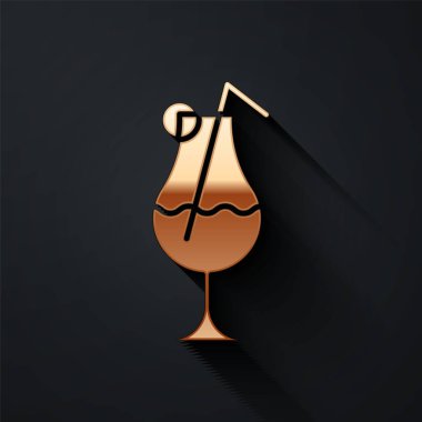 Altın kokteyl ve alkol ikonu siyah arka planda izole edilmiş. Uzun gölge tarzı. Vektör İllüstrasyonu