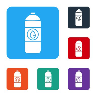 Beyaz arka planda izole edilmiş motor makine yağı ikonu için beyaz plastik kutu. Benzin bidonu. Yağ değiştirme ve onarım servisi. Renkli kare düğmelerle simgeleri ayarla. Vektör İllüstrasyonu