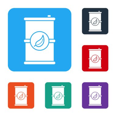 Beyaz Biyolojik yakıt varili ikonu beyaz arka planda izole edildi. Çevre biyolojisi ve tüp. Yeşil çevre ve geri dönüşüm. Renkli kare düğmelerle simgeleri ayarla. Vektör İllüstrasyonu