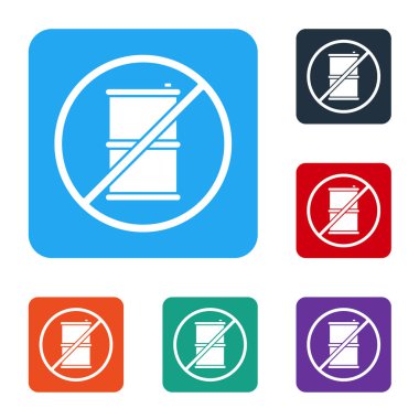 Beyaz, beyaz arka planda izole edilmiş benzin ikonu için varilsiz. Dizel gaz ikonu. Renkli kare düğmelerle simgeleri ayarla. Vektör İllüstrasyonu