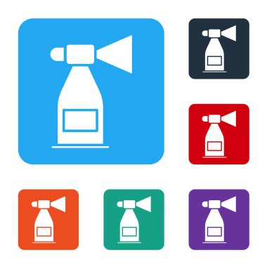 Beyaz hava kornosu simgesi beyaz arkaplanda izole edildi. Sporseverler ya da vatandaşlar hükümete ve yolsuzluğa karşı. Renkli kare düğmelerle simgeleri ayarla. Vektör İllüstrasyonu