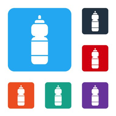 Beyaz zemin üzerinde izole edilmiş beyaz fitness titreşim simgesi. Su ve protein kokteylleri için kapaklı spor karıştırıcı şişesi. Renkli kare düğmelerle simgeleri ayarla. Vektör İllüstrasyonu
