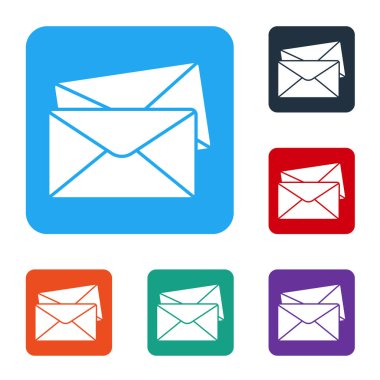 Beyaz Zarf simgesi beyaz arkaplanda izole edildi. E- posta mektup sembolü. Renkli kare düğmelerle simgeleri ayarla. Vektör İllüstrasyonu