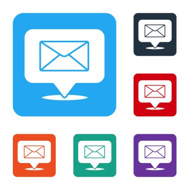 Beyaz arka planda izole edilmiş zarf simgesi olan beyaz konuşma balonu. Renkli kare düğmelerle simgeleri ayarla. Vektör İllüstrasyonu