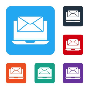 Beyaz arkaplanda izole edilmiş beyaz dizüstü bilgisayar ve açık e- posta ekran simgesi. E-posta pazarlama, internet reklamcılığı kavramları. Renkli kare düğmelerle simgeleri ayarla. Vektör İllüstrasyonu