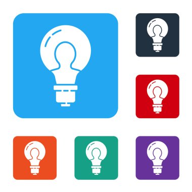 Beyaz arka planda izole edilmiş fikir ikonu kavramına sahip beyaz ampul. Enerji ve fikir sembolü. İlham konsepti. Renkli kare düğmelerle simgeleri ayarla. Vektör İllüstrasyonu