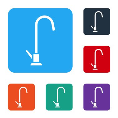 Beyaz su musluğu simgesi beyaz arkaplanda izole edildi. Renkli kare düğmelerle simgeleri ayarla. Vektör İllüstrasyonu