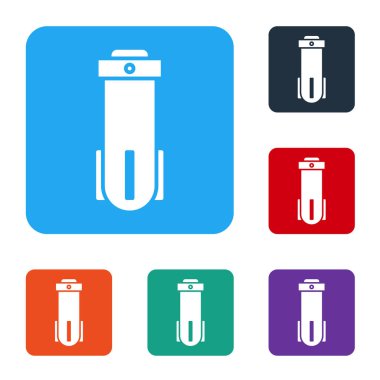 Beyaz arkaplanda beyaz su filtresi simgesi izole edildi. Su filtreleme sistemi. Ters osmoz sistemi. Renkli kare düğmelerle simgeleri ayarla. Vektör İllüstrasyonu