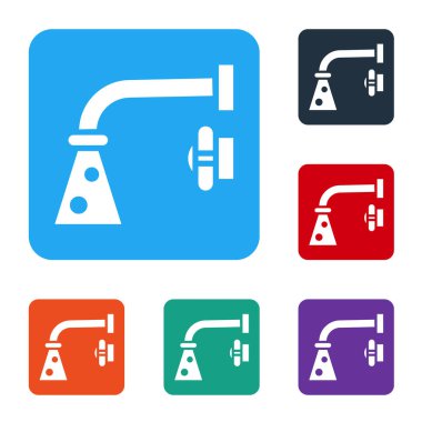 Beyaz su musluğu simgesi beyaz arkaplanda izole edildi. Renkli kare düğmelerle simgeleri ayarla. Vektör İllüstrasyonu