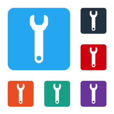 Beyaz anahtar simgesi beyaz arkaplanda izole edildi. Renkli kare düğmelerle simgeleri ayarla. Vektör İllüstrasyonu