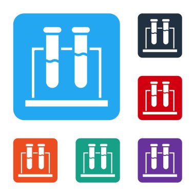 Beyaz test tüpü ve kimyasal test ikonu beyaz arka planda izole edildi. Laboratuvar cam levhası. Renkli kare düğmelerle simgeleri ayarla. Vektör İllüstrasyonu