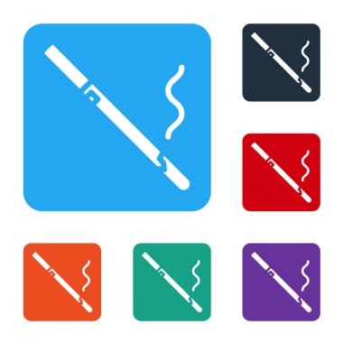 Beyaz arka planda izole edilmiş beyaz sigara ikonu. Tütün tabelası. Sigara içme sembolü. Renkli kare düğmelerle simgeleri ayarla. Vektör İllüstrasyonu