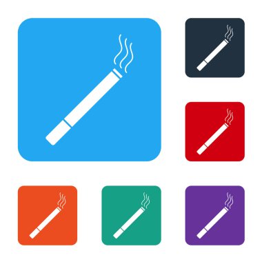 Beyaz arka planda izole edilmiş beyaz sigara ikonu. Tütün tabelası. Sigara içme sembolü. Renkli kare düğmelerle simgeleri ayarla. Vektör İllüstrasyonu