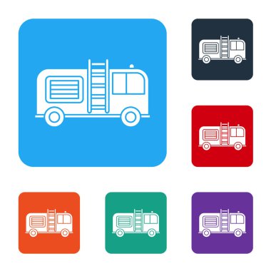 Beyaz itfaiye aracı simgesi beyaz arkaplanda izole edildi. İtfaiye. İtfaiyeciler acil durum aracı. Renkli kare düğmelerle simgeleri ayarla. Vektör İllüstrasyonu