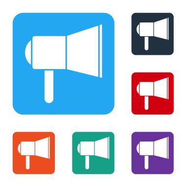 Beyaz arka planda izole edilmiş beyaz megafon simgesi. Sözcü işareti. Renkli kare düğmelerle simgeleri ayarla. Vektör İllüstrasyonu