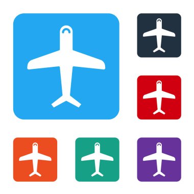 Beyaz düzlem simgesi beyaz arkaplanda izole edildi. Uçan uçak ikonu. Uçak tabelası. Renkli kare düğmelerle simgeleri ayarla. Vektör İllüstrasyonu