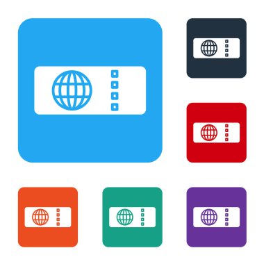 White Airlines bilet ikonu beyaz arka planda izole edildi. Uçak bileti. Renkli kare düğmelerle simgeleri ayarla. Vektör İllüstrasyonu