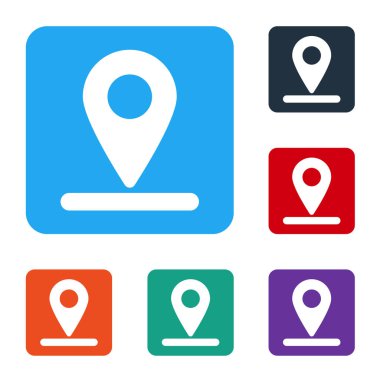 Beyaz Harita iğne simgesi beyaz arkaplanda izole edildi. Navigasyon, işaret, konum, harita, GPS, yön, yer, pusula, arama konsepti. Renkli kare düğmelerle simgeleri ayarla. Vektör İllüstrasyonu