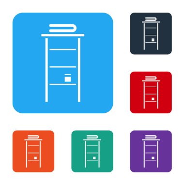 Beyaz arka planda izole edilmiş havlular için rafları olan beyaz banyo rafı. Banyo içi için mobilya. Renkli kare düğmelerle simgeleri ayarla. Vektör İllüstrasyonu