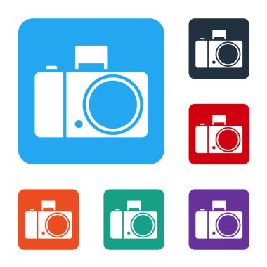 Beyaz fotoğraf makinesi simgesi beyaz arkaplanda izole edildi. Fotoğraf makinesi simgesi. Renkli kare düğmelerle simgeleri ayarla. Vektör İllüstrasyonu