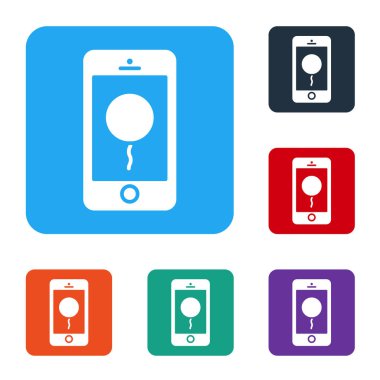 Beyaz arka planda izole edilmiş doğum günü mesajı simgesi olan beyaz cep telefonu. Renkli kare düğmelerle simgeleri ayarla. Vektör İllüstrasyonu