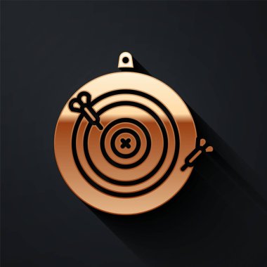 Altın Klasik dart tahtası ve ok simgesi siyah arka planda izole edildi. Dartboard işareti. Oyun konsepti. Uzun gölge tarzı. Vektör İllüstrasyonu