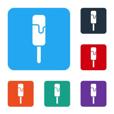 Beyaz arka planda izole edilmiş beyaz dondurma ikonu. Güzel sembol. Renkli kare düğmelerle simgeleri ayarla. Vektör İllüstrasyonu