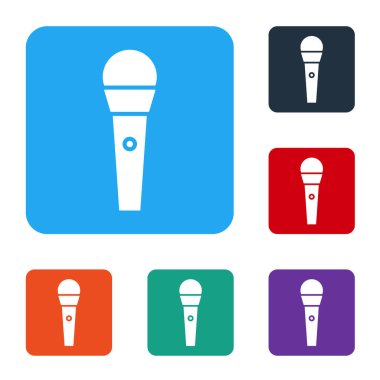 Beyaz karaoke simgesi beyaz arkaplanda izole edildi. Mikrofon ve monitör. Renkli kare düğmelerle simgeleri ayarla. Vektör İllüstrasyonu
