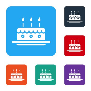 Beyaz arkaplanda yanan mum simgesi olan beyaz pasta. Doğum günün kutlu olsun. Renkli kare düğmelerle simgeleri ayarla. Vektör İllüstrasyonu