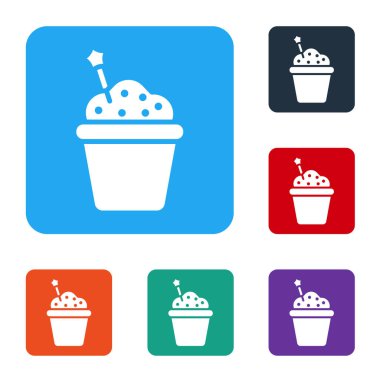 Beyaz arkaplanda beyaz pasta simgesi izole edildi. Doğum günün kutlu olsun. Renkli kare düğmelerle simgeleri ayarla. Vektör İllüstrasyonu