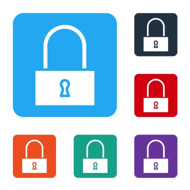 Beyaz arka planda Beyaz Kilit simgesi izole edildi. Asma kilit işareti. Güvenlik, güvenlik, koruma, gizlilik kavramı. Renkli kare düğmelerle simgeleri ayarla. Vektör İllüstrasyonu