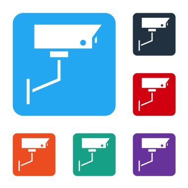 Beyaz güvenlik kamerası simgesi beyaz arkaplanda izole edildi. Renkli kare düğmelerle simgeleri ayarla. Vektör İllüstrasyonu