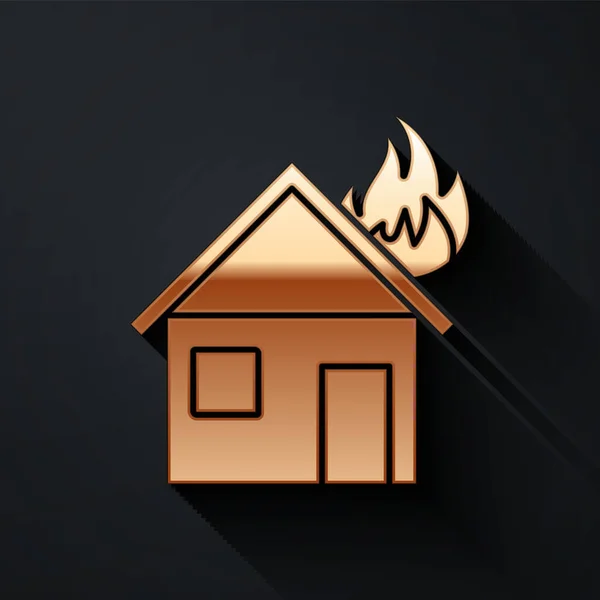 黒の背景に隔離された燃える家のアイコンの金の火 長い影のスタイル ベクターイラスト — ストックベクタ