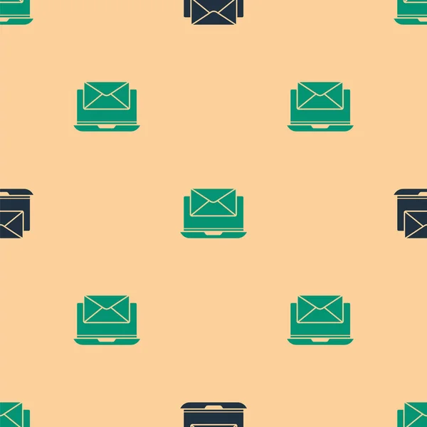 緑と黒のノートパソコンと封筒と画面上の電子メールを開くアイコンベージュの背景に隔離されたシームレスなパターン メールマーケティング インターネット広告の概念 ベクターイラスト — ストックベクタ