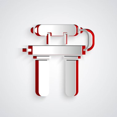 Kağıt kesiği Su filtresi simgesi gri arkaplanda izole edildi. Su filtreleme sistemi. Ters osmoz sistemi. Kağıt sanatı tarzı. Vektör İllüstrasyonu