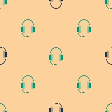 Üzerinde mikrofon simgesi olan yeşil ve siyah kulaklıklar bej arka planda kusursuz desen izole etti. Vektör İllüstrasyonu