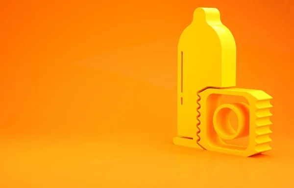 Ícone de sexo seguro preservativo amarelo isolado no fundo laranja. Símbolo de amor seguro. Método contraceptivo para homens. Conceito de minimalismo. 3D ilustração 3D render — Fotografia de Stock