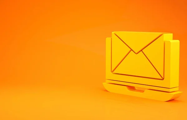 Computadora portátil amarilla con sobre y correo electrónico abierto en el icono de la pantalla aislado en fondo naranja. Email marketing, conceptos de publicidad en Internet. Concepto minimalista. 3D ilustración 3D render — Foto de Stock